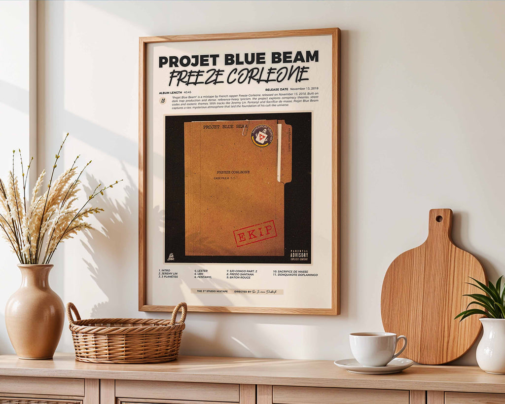 Poster minimaliste encadré de l'album Projet Blue Beam accroché au mur dans un salon lumineux et bien visible, design premium.