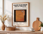 Poster minimaliste encadré de l'album Projet Blue Beam accroché au mur dans un salon lumineux et bien visible, design premium.