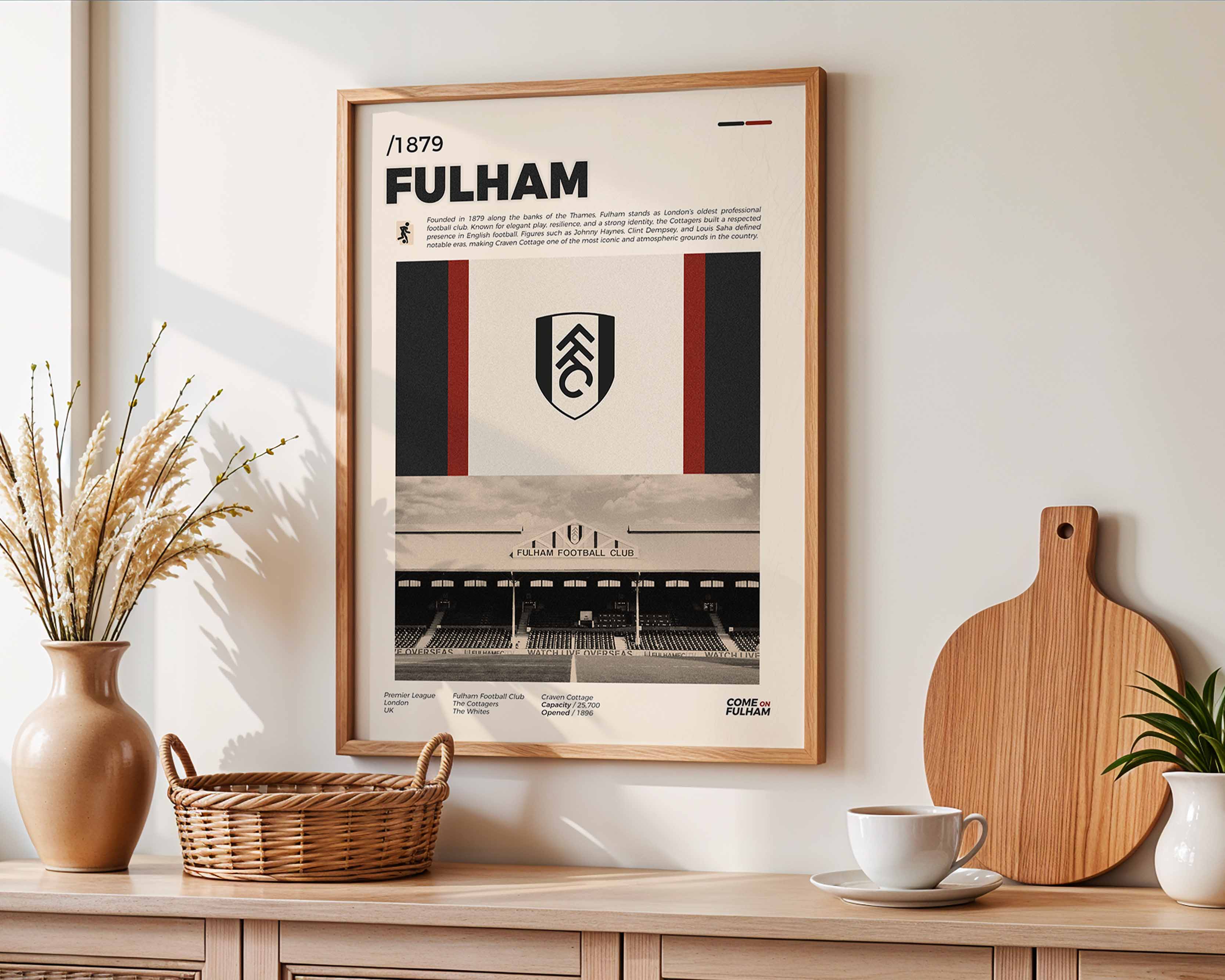 Poster minimaliste encadré de Fulham accroché au mur dans un salon lumineux et bien visible, design premium.