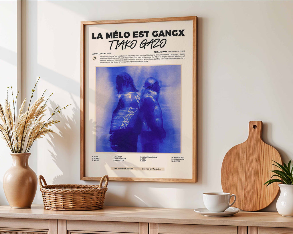 Poster minimaliste encadré de l'album La Melo est Gangx accroché au mur dans un salon lumineux et bien visible, design premium.
