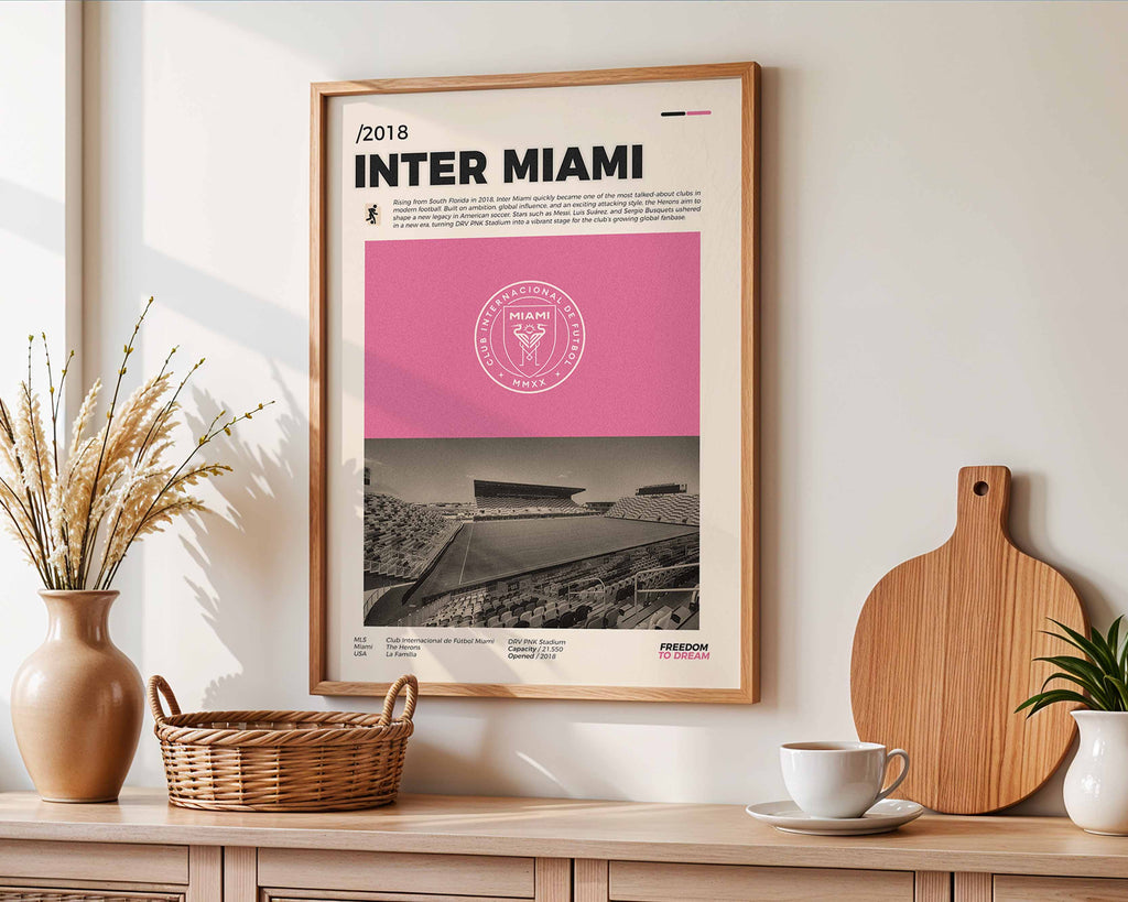Poster minimaliste de l'Inter Miami accroché au mur dans un salon moderne, hommage au Chase Stadium.