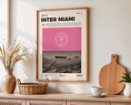 Poster minimaliste de l'Inter Miami accroché au mur dans un salon moderne, hommage au Chase Stadium.