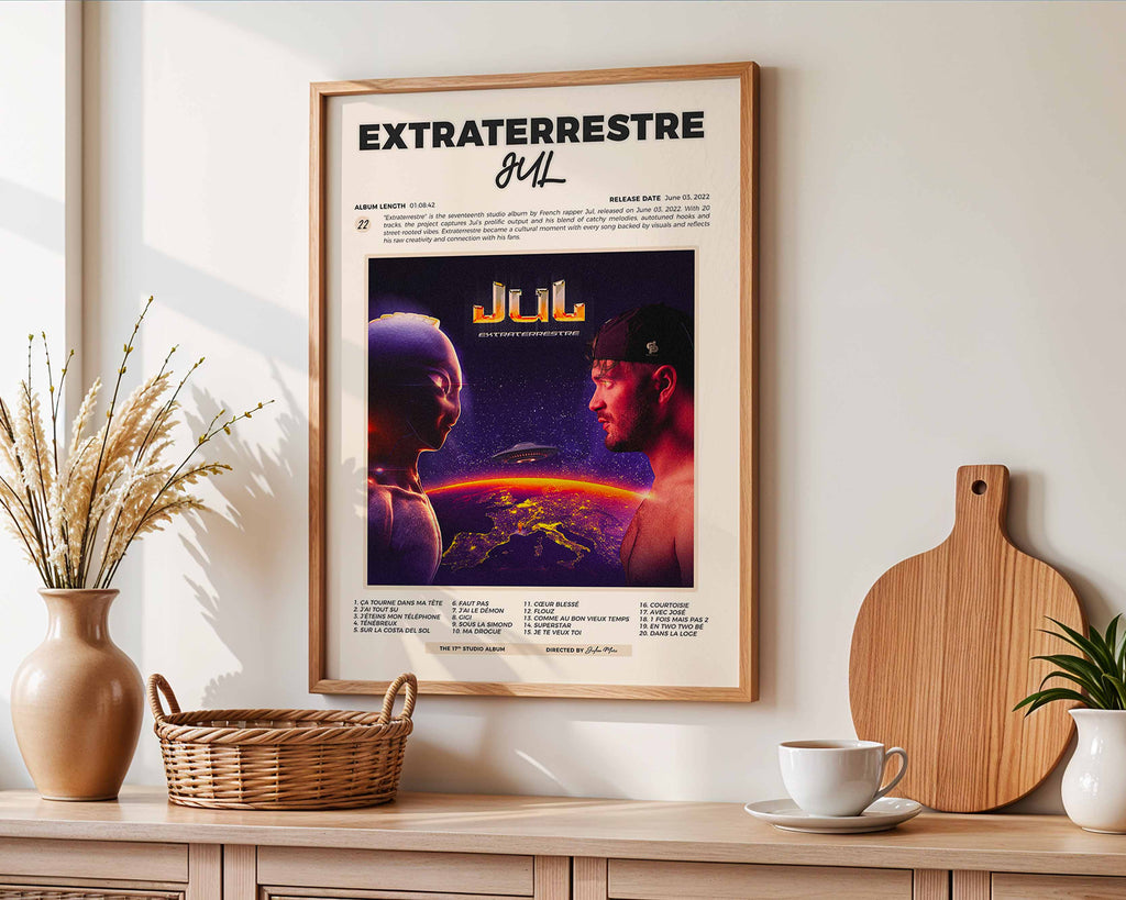 Poster minimaliste encadré de l'album Extraterrestre accroché au mur dans un salon lumineux et bien visible, design premium.