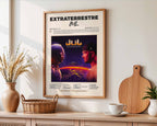 Poster minimaliste encadré de l'album Extraterrestre accroché au mur dans un salon lumineux et bien visible, design premium.