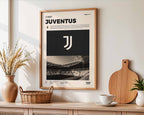 Poster minimaliste encadré de la Juventus accroché au mur dans un salon lumineux et bien visible, design premium noir et blanc.