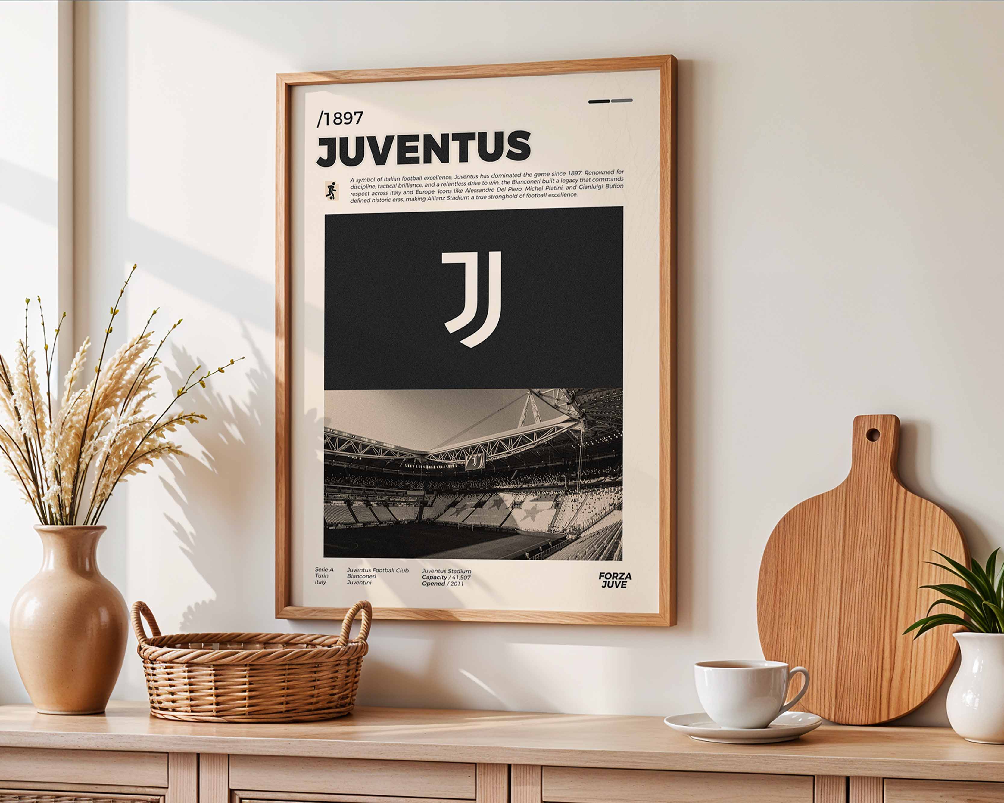 Poster minimaliste encadré de la Juventus accroché au mur dans un salon lumineux et bien visible, design premium noir et blanc.