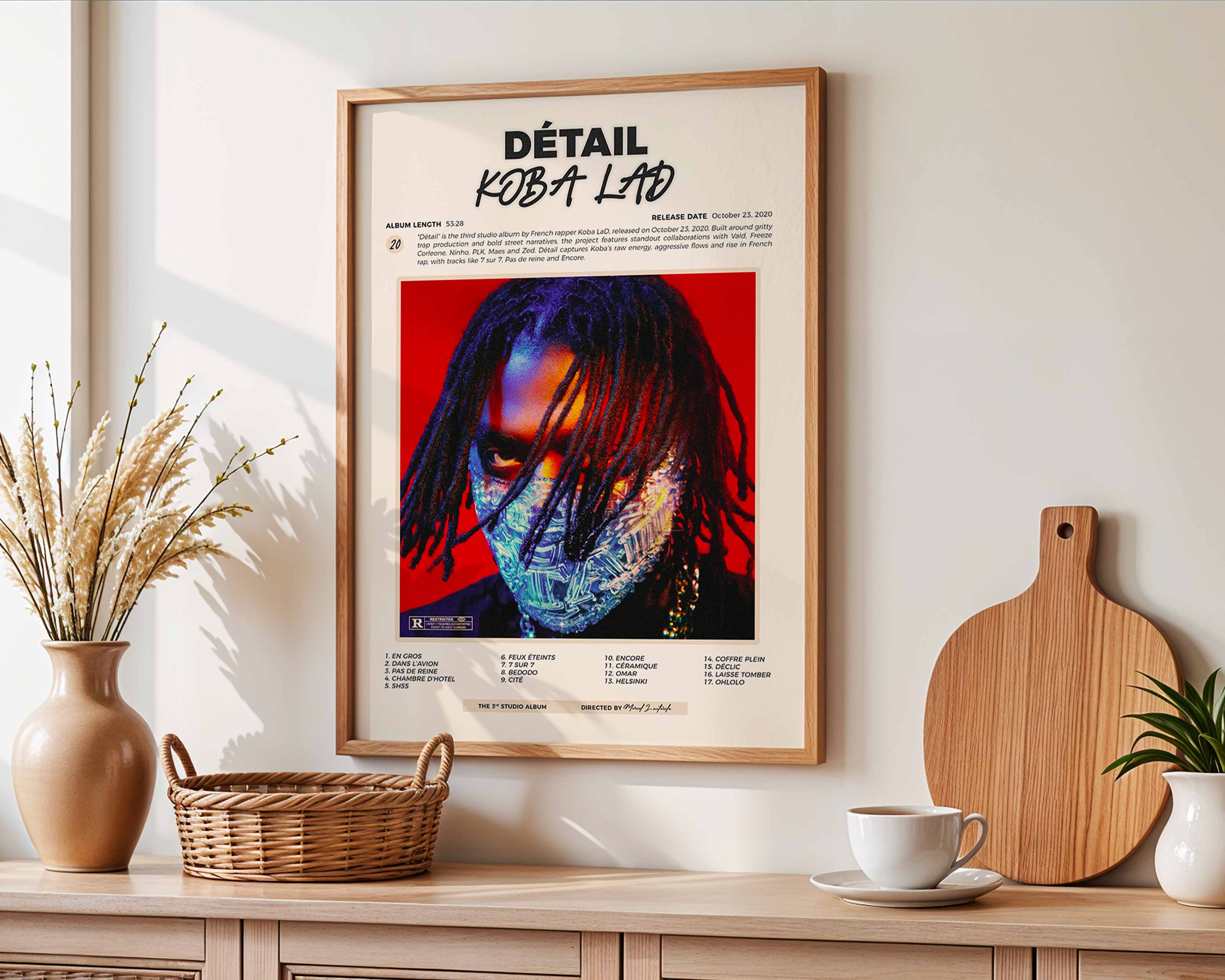Poster minimaliste encadré de l'album Detail accroché au mur dans un salon lumineux et bien visible, design premium.