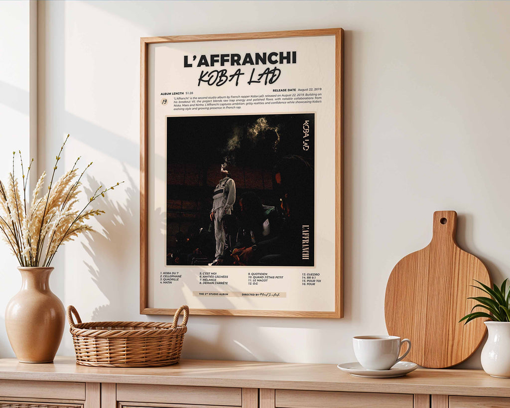 Poster minimaliste encadré de l'album L'Affranchi accroché au mur dans un salon lumineux et bien visible, design premium.