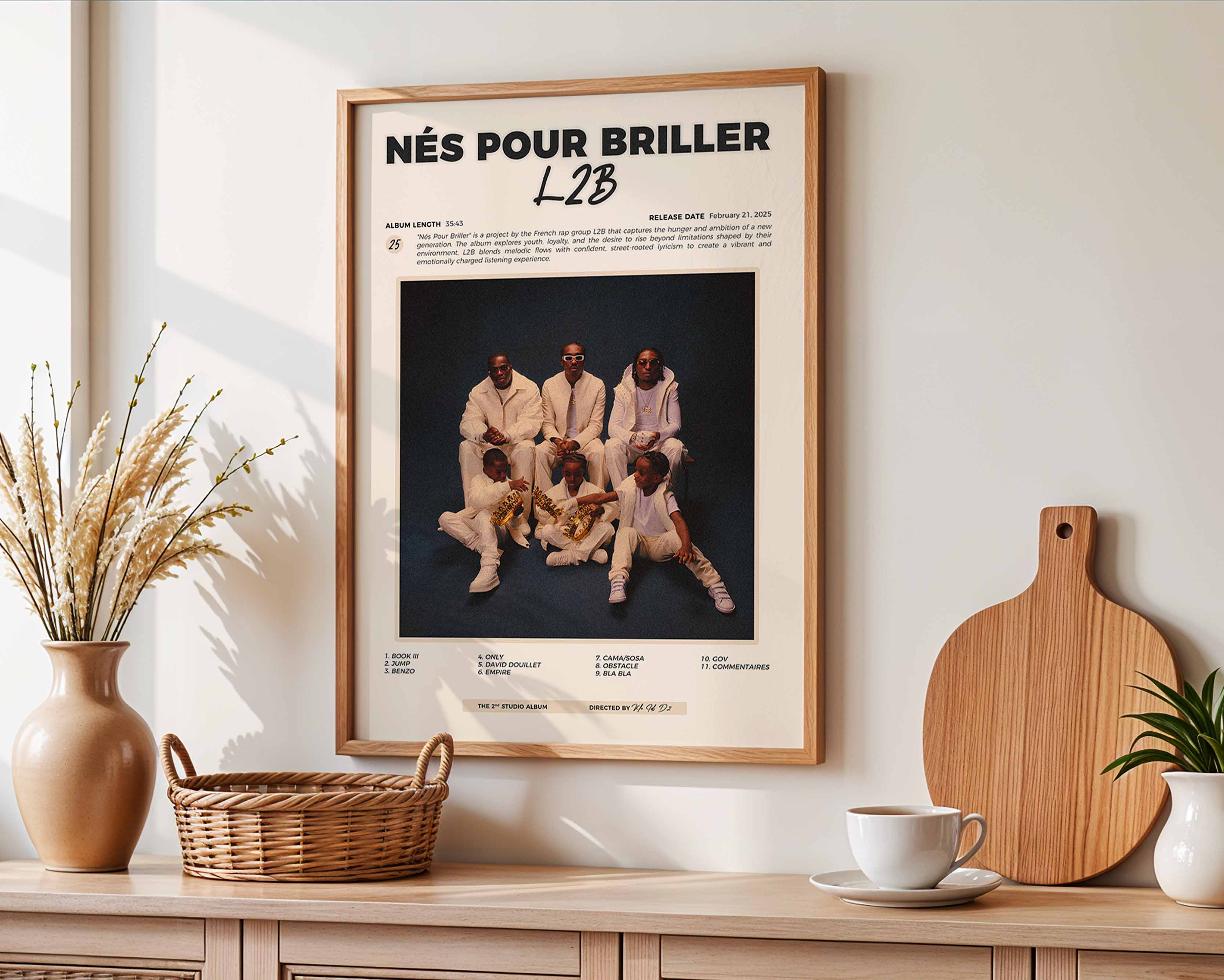 Poster minimaliste encadré de l'album Nes pour briller accroché au mur dans un salon lumineux et bien visible, design premium.