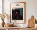 Poster minimaliste encadré de l'album 24 accroché au mur dans un salon lumineux et bien visible, design premium.