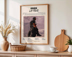 Poster minimaliste encadré de la mixtape ERRR accroché au mur dans un salon lumineux et bien visible, design premium.
