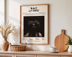 Poster minimaliste encadré de l'album R.A.T accroché au mur dans un salon lumineux et bien visible, design premium.