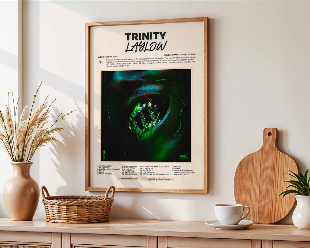 Poster minimaliste encadré de l'album Trinity accroché au mur dans un salon lumineux et bien visible, design premium.