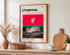 Poster minimaliste de Liverpool accroché au mur dans un salon lumineux, hommage au stade d'Anfield, design premium.