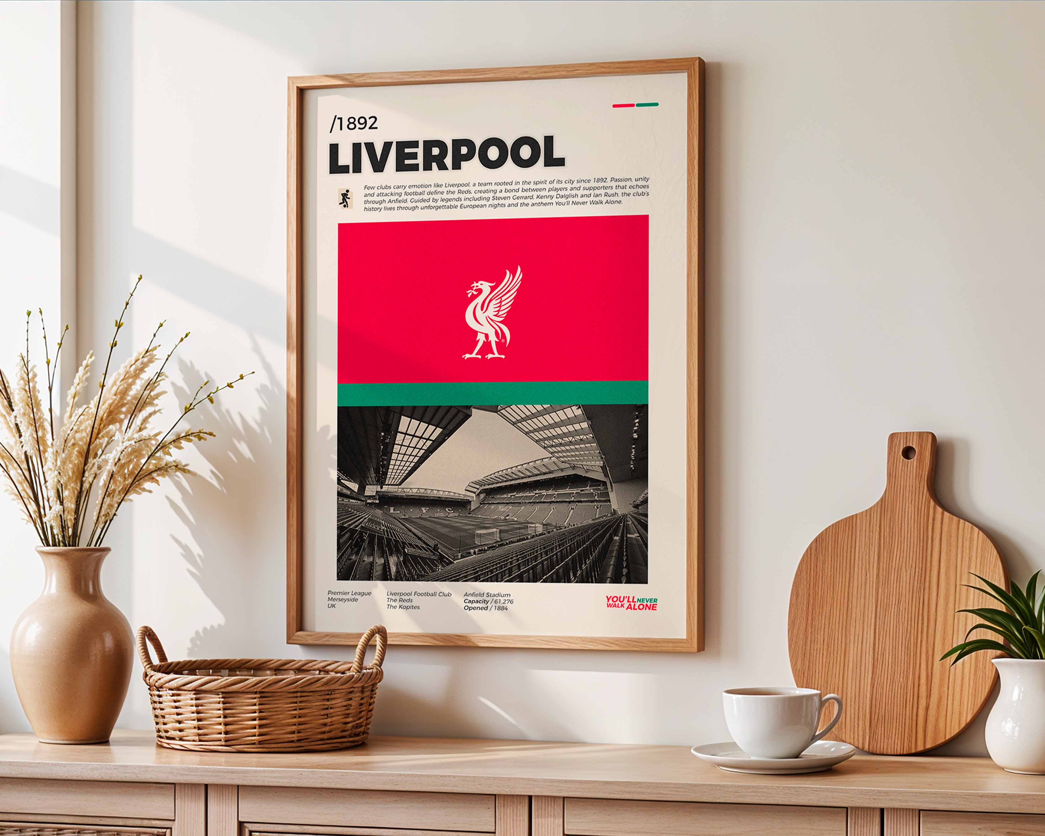 Poster minimaliste de Liverpool accroché au mur dans un salon lumineux, hommage au stade d'Anfield, design premium.