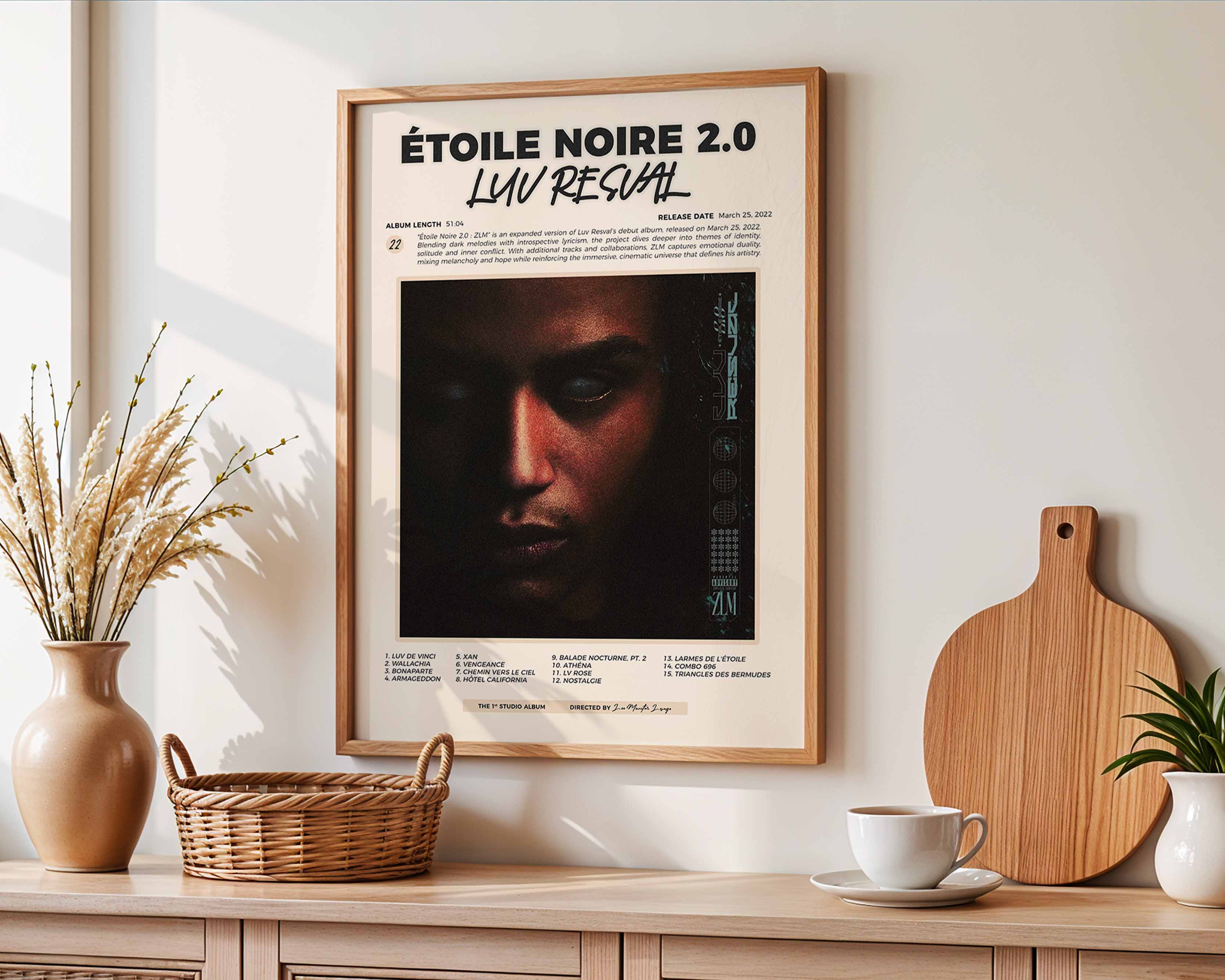 Poster minimaliste encadré de l'album Etoile Noire 2.0 ZLM accroché au mur dans un salon lumineux et bien visible, design premium.