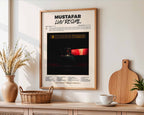 Poster minimaliste encadré de l'album Mustafar accroché au mur dans un salon lumineux et bien visible, design premium.