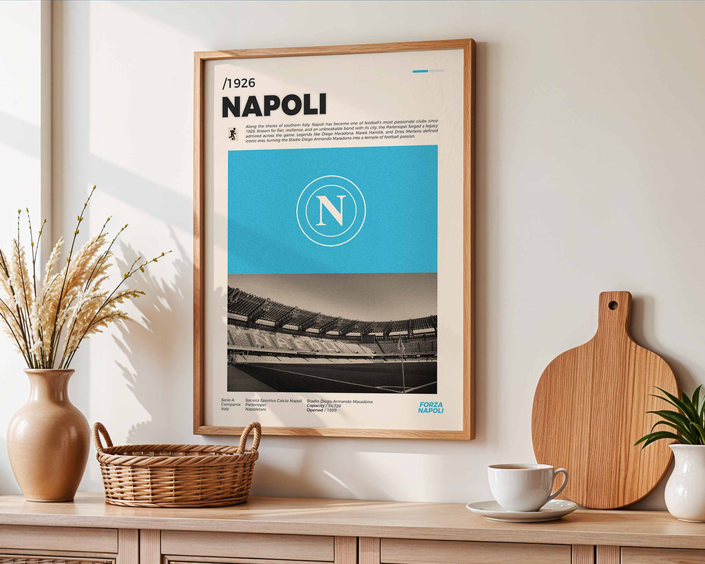 Poster minimaliste du Napoli accroché au mur dans un salon, hommage au Stade Diego Armando Maradona.