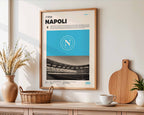 Poster minimaliste du Napoli accroché au mur dans un salon, hommage au Stade Diego Armando Maradona.