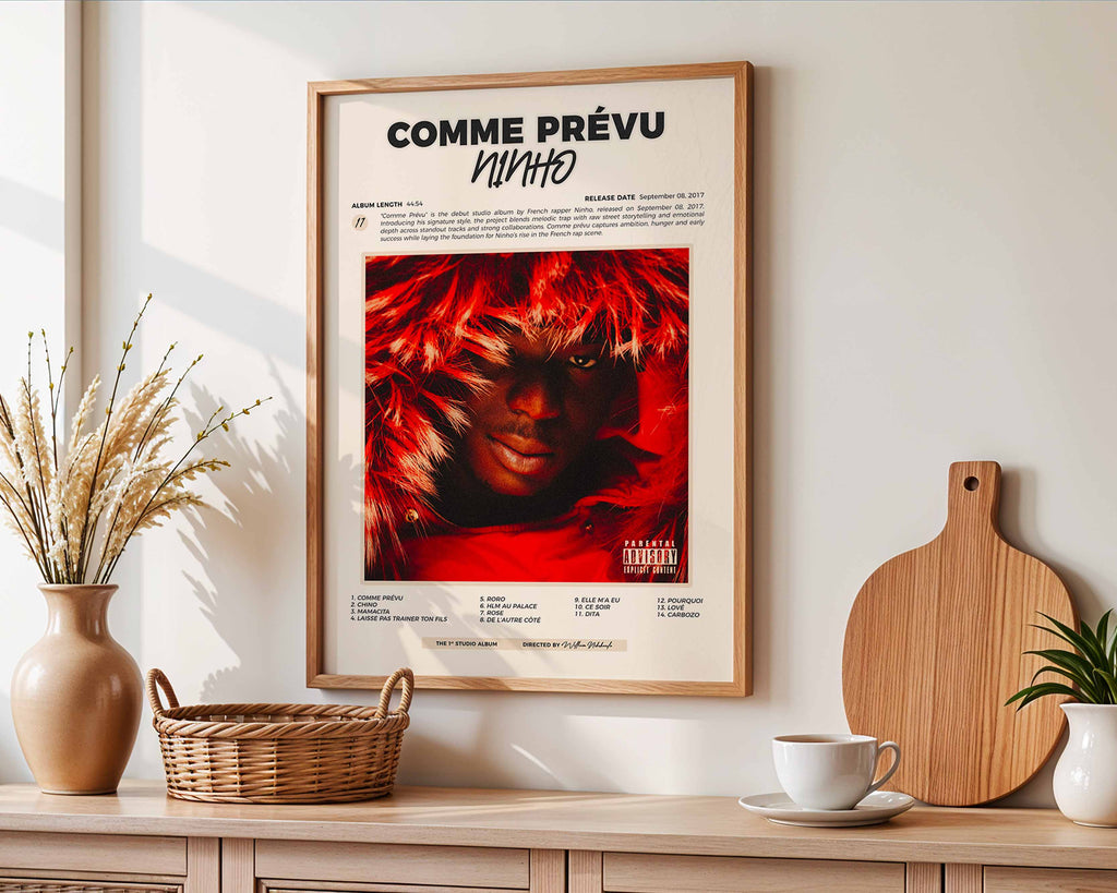Poster minimaliste encadré de l'album Comme Prevu accroché au mur dans un salon lumineux et bien visible, design premium.