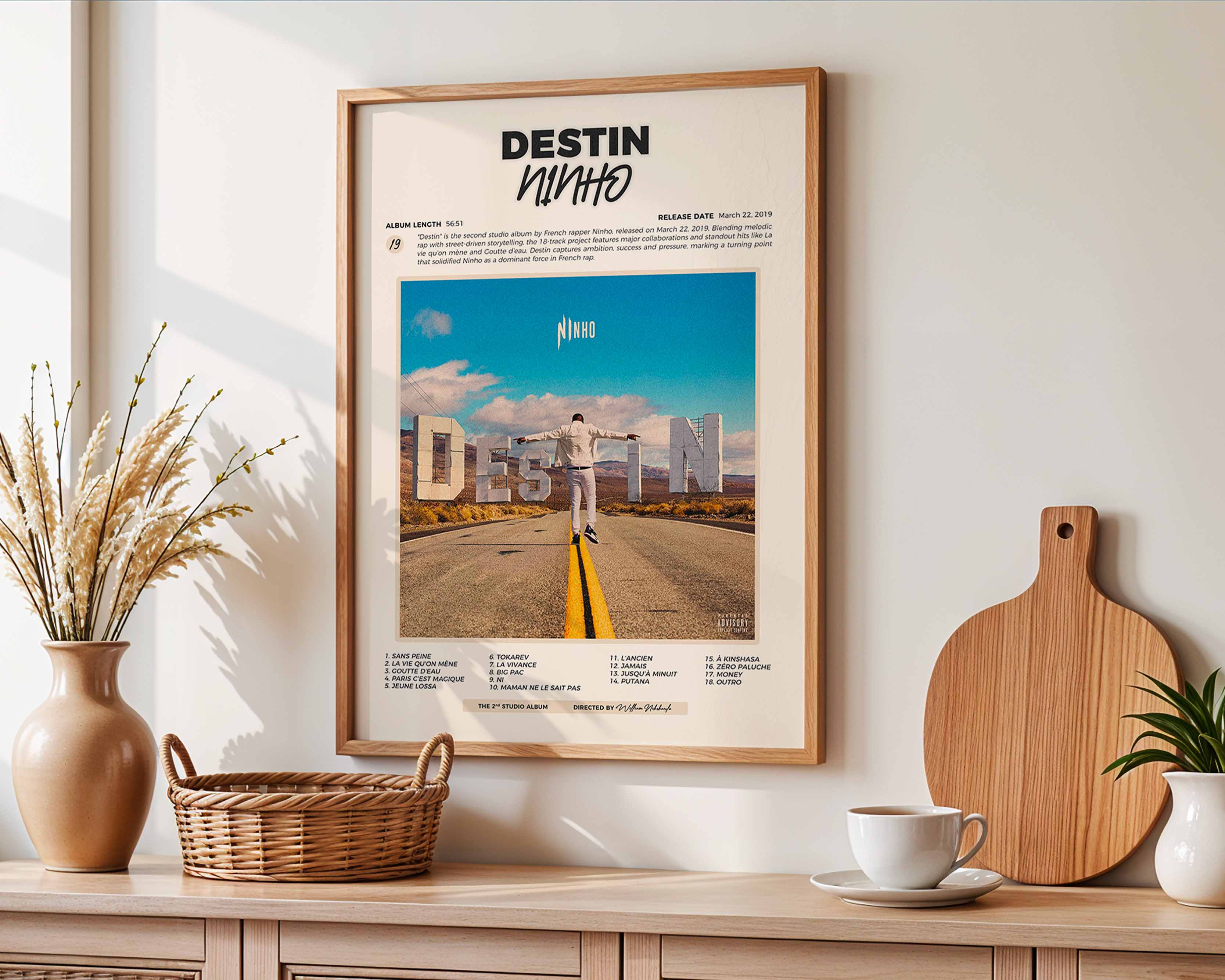 Poster minimaliste encadré de l'album Destin accroché au mur dans un salon lumineux et bien visible, design premium.