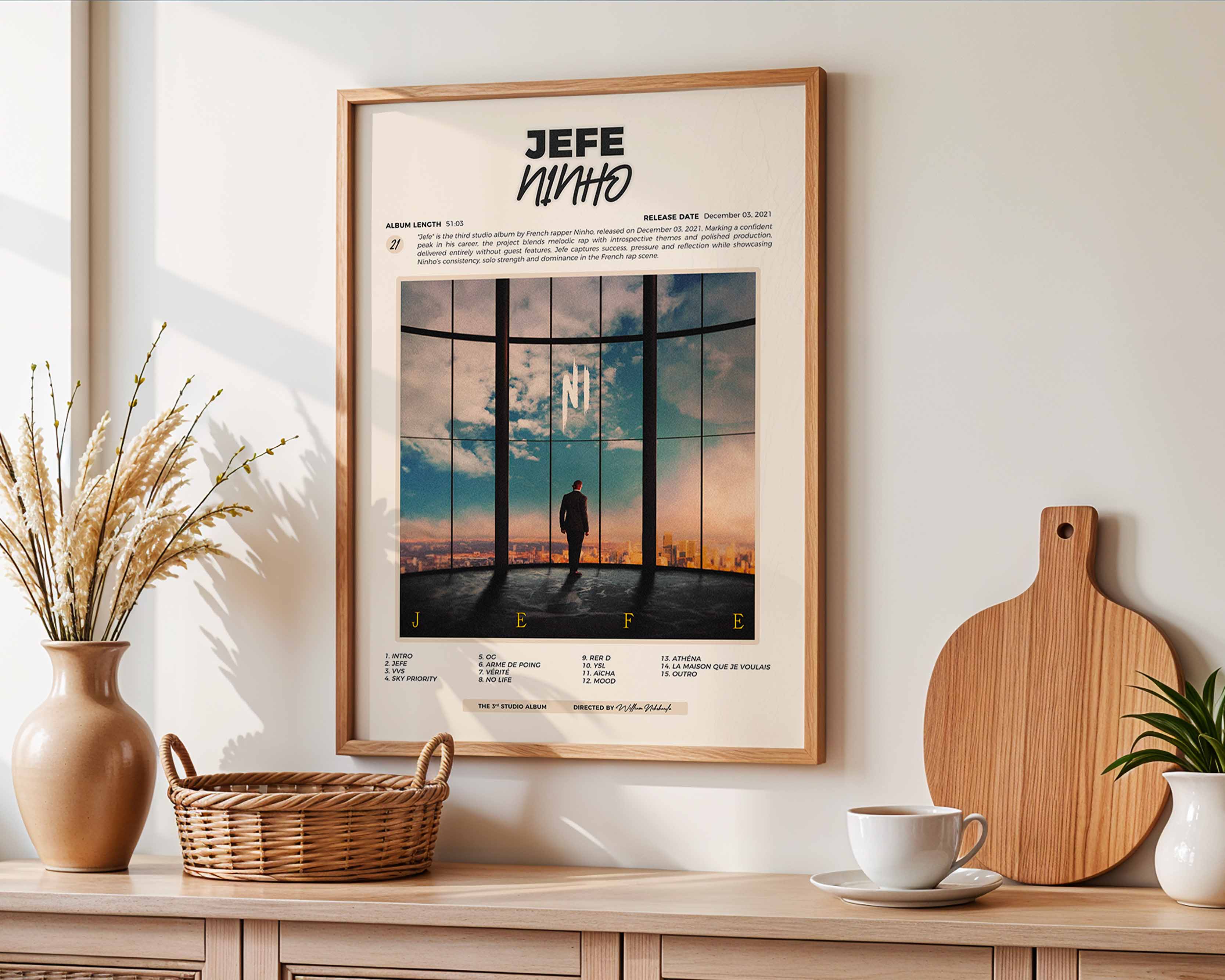 Poster minimaliste encadré de l'album Jefe accroché au mur dans un salon lumineux et bien visible, design premium.
