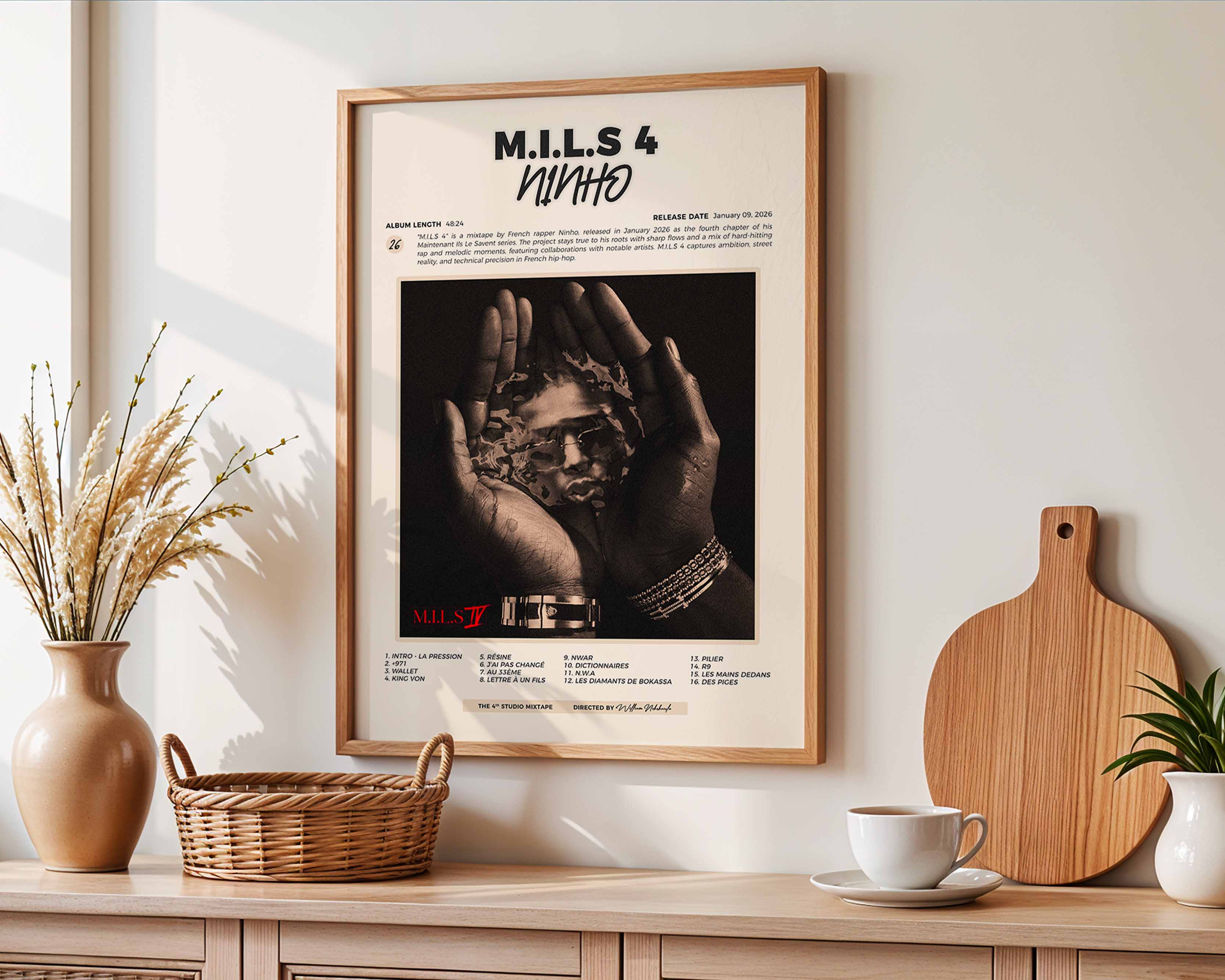 Poster minimaliste encadré de la mixtape M.I.L.S 4 accroché au mur dans un salon lumineux et bien visible, design premium.