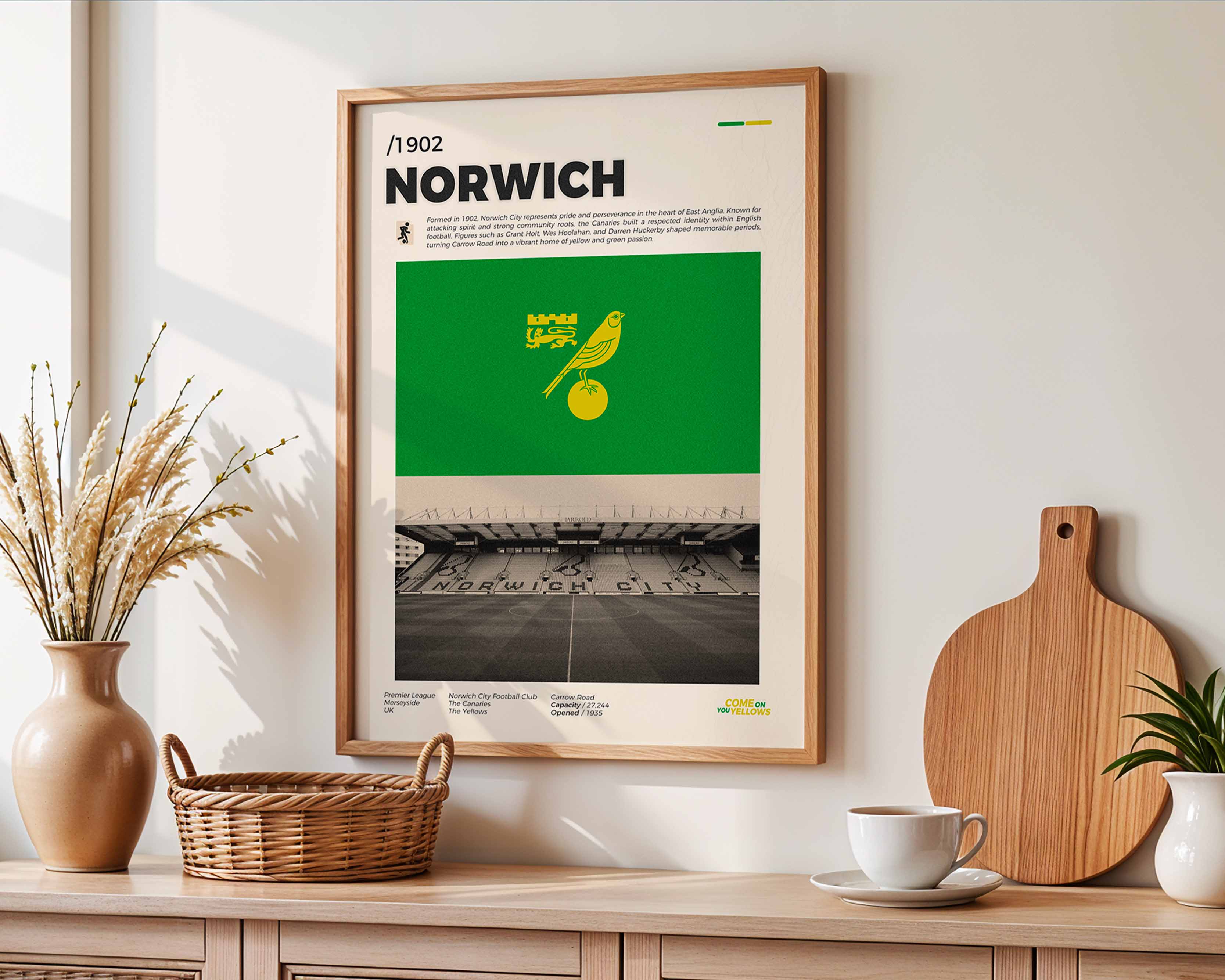 Poster minimaliste de Norwich City accroché au mur dans un salon, hommage authentique au stade Carrow Road.