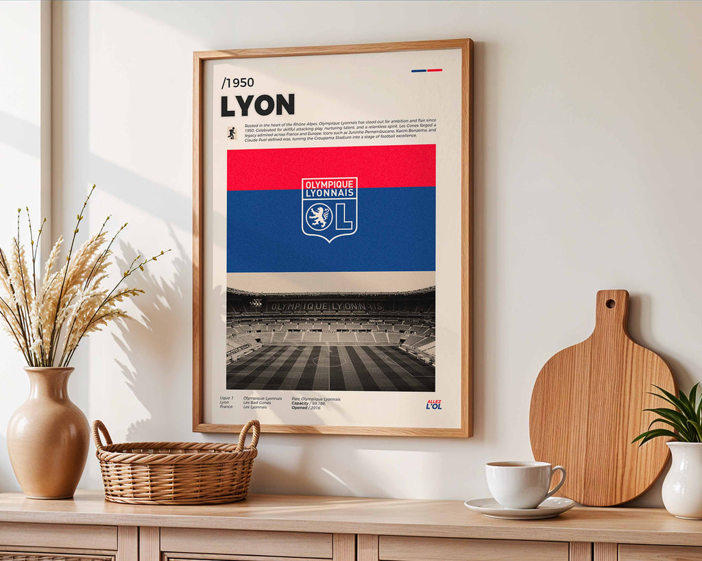 Poster minimaliste de l'Olympique Lyonnais accroché au mur, hommage architectural au Groupama Stadium.