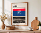 Poster minimaliste de l'Olympique Lyonnais accroché au mur, hommage architectural au Groupama Stadium.