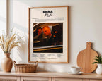 Poster minimaliste encadré de l'album ENNA accroché au mur dans un salon lumineux et bien visible, design premium.