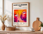 Poster minimaliste encadré de l'album Dans la légende accroché au mur dans un salon lumineux et bien visible, design premium.