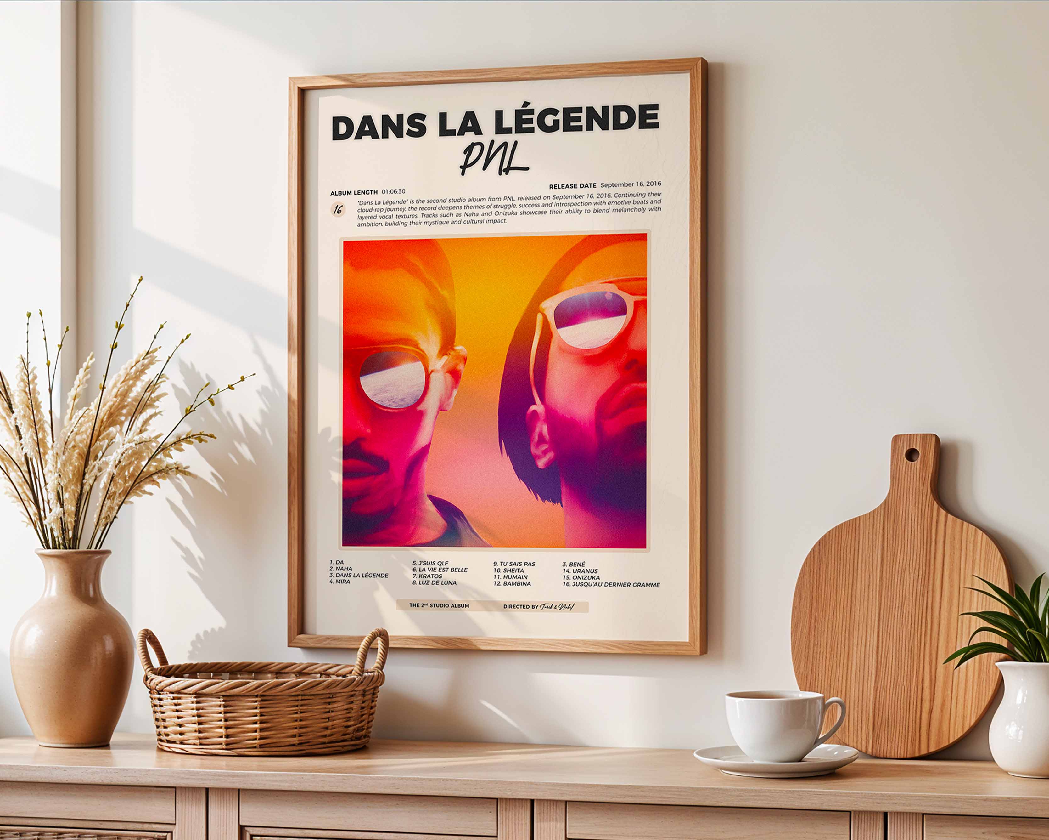 Poster minimaliste encadré de l'album Dans la légende accroché au mur dans un salon lumineux et bien visible, design premium.