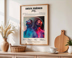 Poster minimaliste encadré de l'album Deux Frères accroché au mur dans un salon lumineux et bien visible, design premium.
