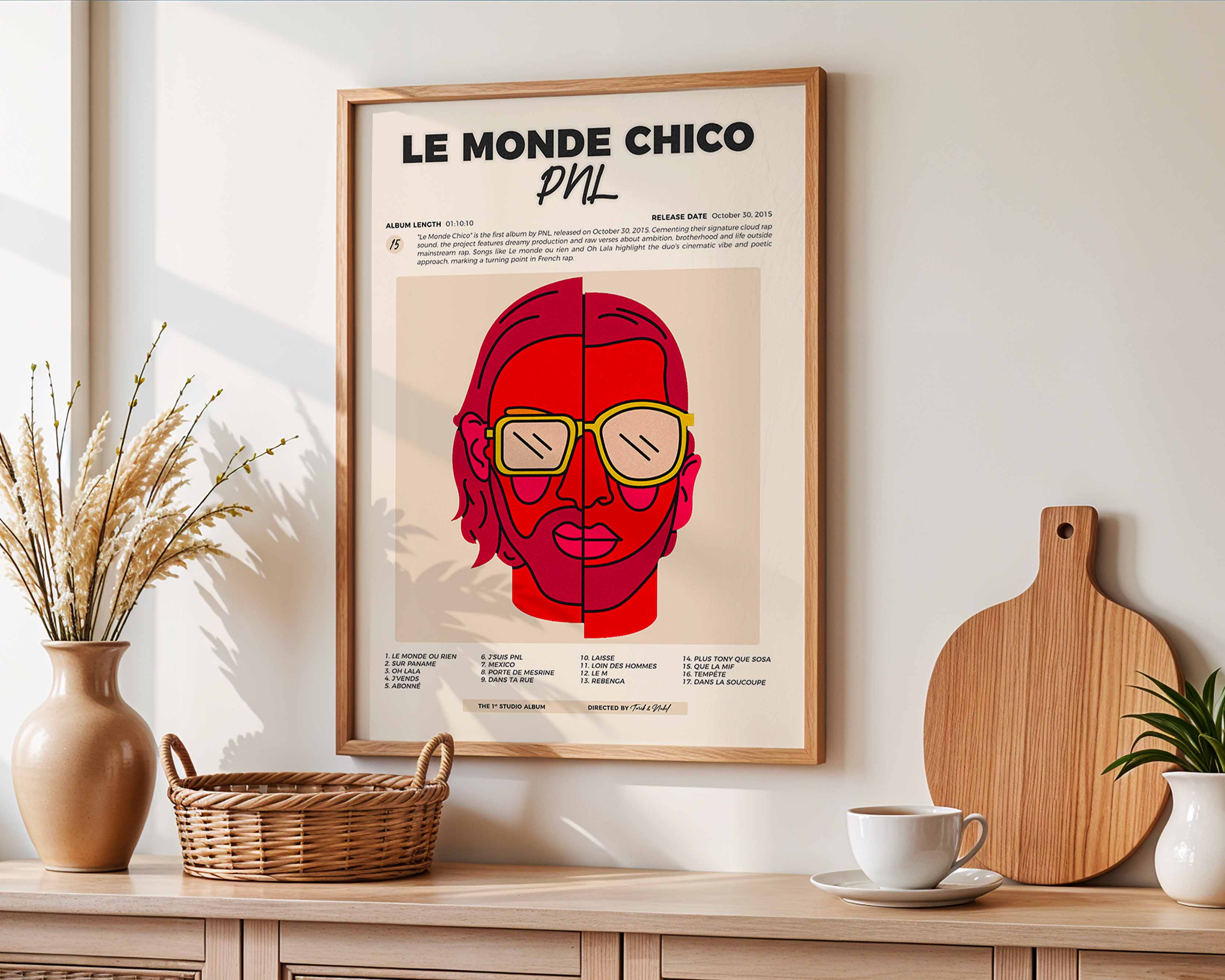 Poster minimaliste encadré de l album Le Monde Chico accroché au mur dans un salon lumineux et bien visible, design premium.