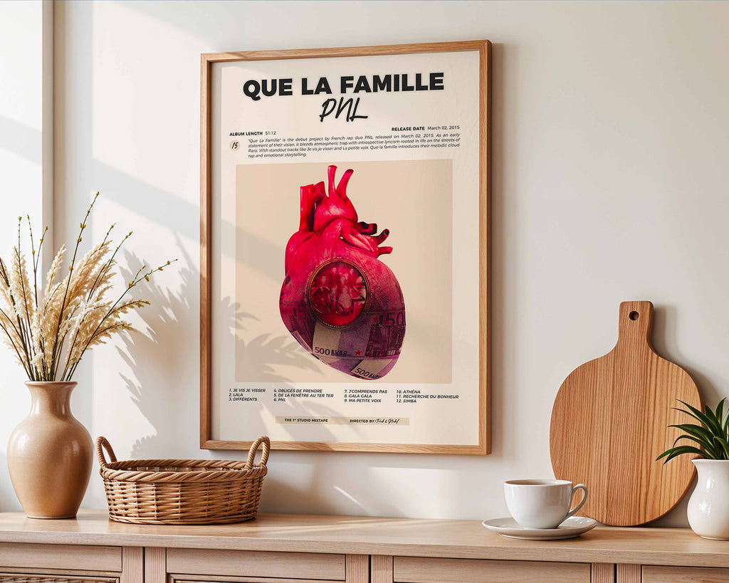 Poster minimaliste encadré de la mixtape Que la famille accroché au mur dans un salon lumineux et bien visible, design premium.