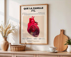 Poster minimaliste encadré de la mixtape Que la famille accroché au mur dans un salon lumineux et bien visible, design premium.