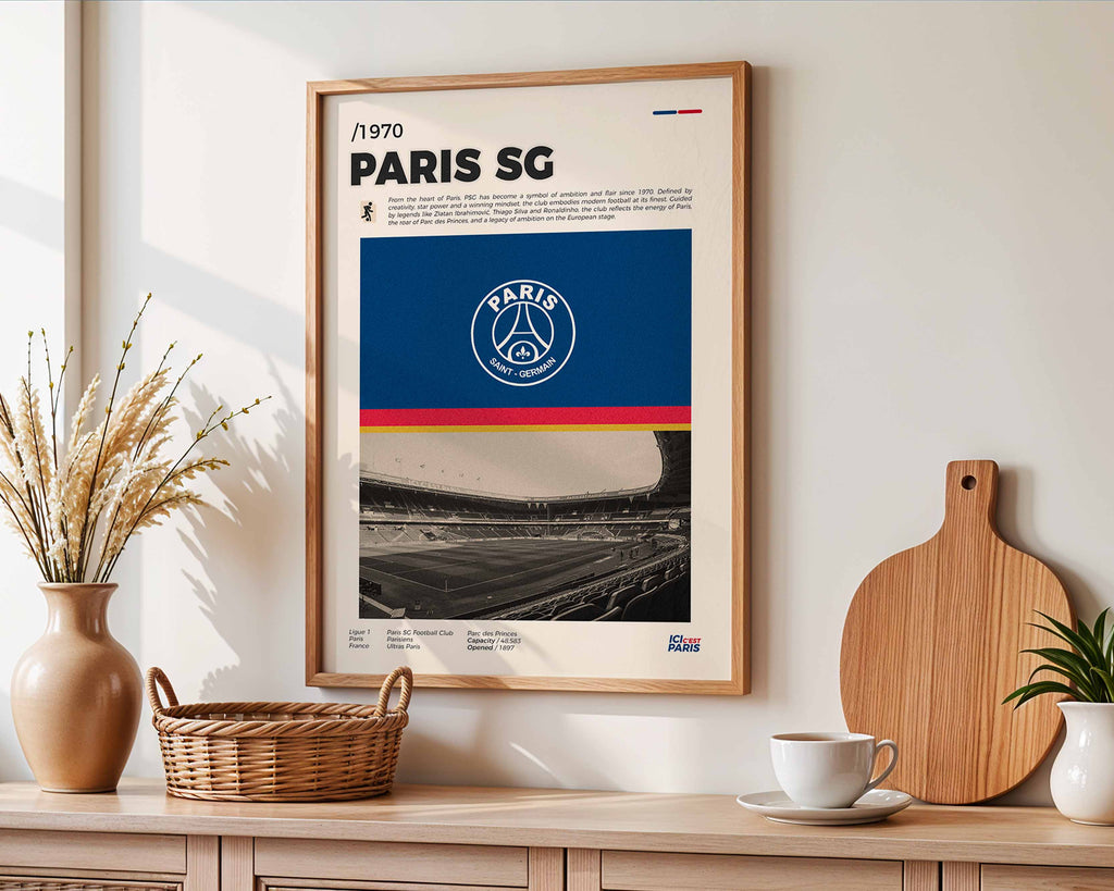 Poster minimaliste encadré du Paris Saint-Germain accroché au mur dans un salon lumineux et bien visible, design premium bleu.