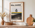 Poster minimaliste encadré du Real Madrid CF accroché au mur dans un salon lumineux et bien visible, design premium blanc.