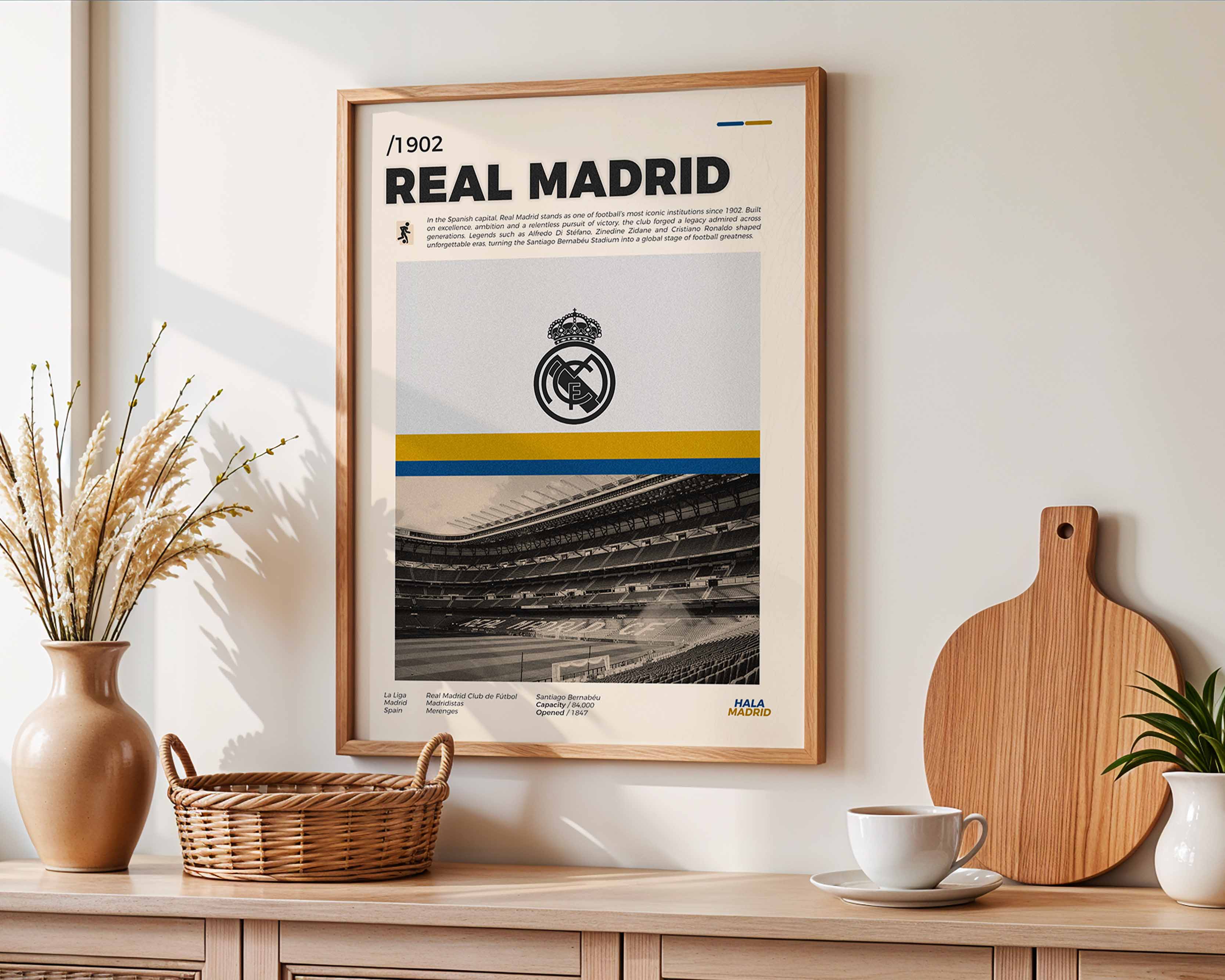 Poster minimaliste encadré du Real Madrid CF accroché au mur dans un salon lumineux et bien visible, design premium blanc.