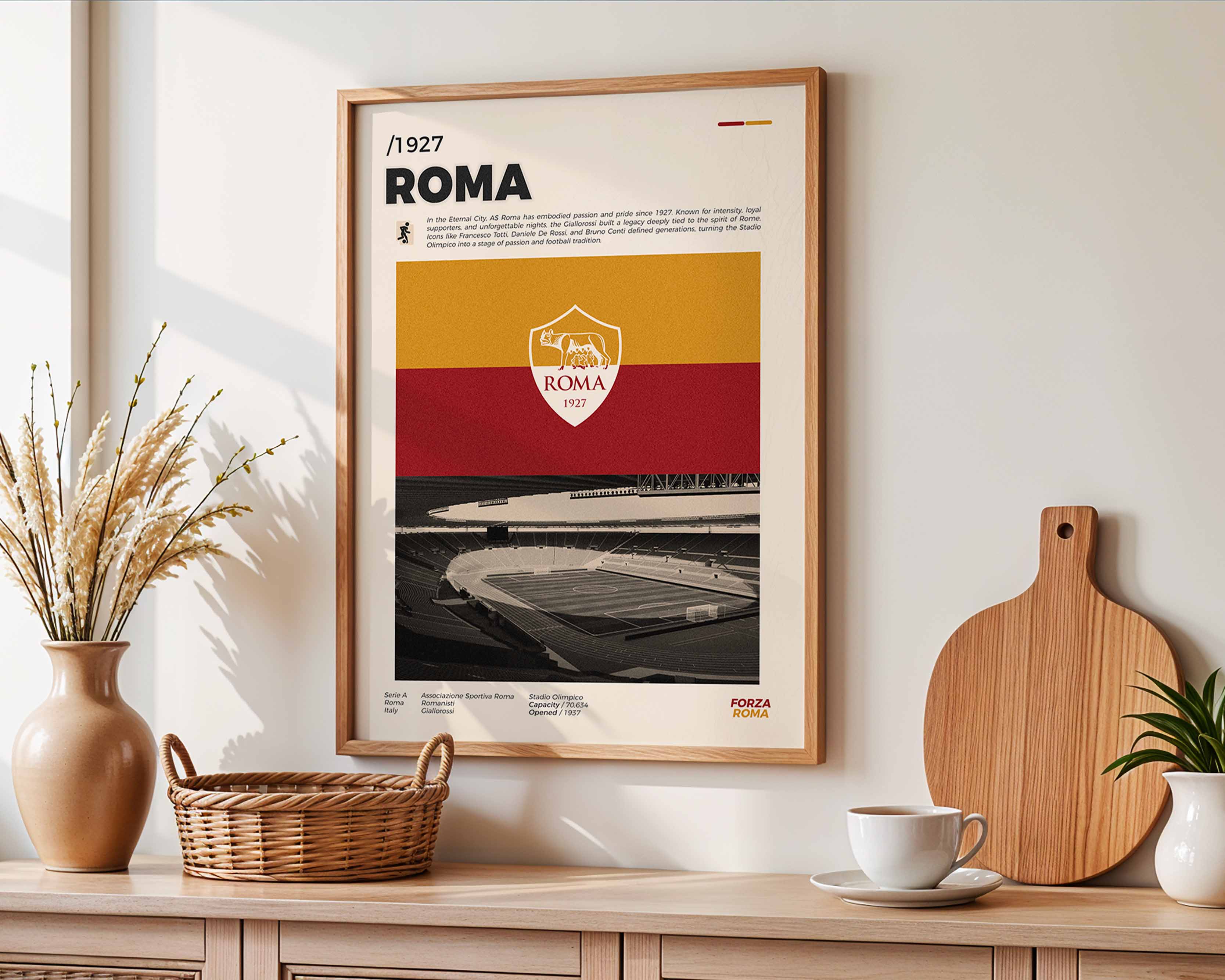 Poster minimaliste de l'AS Roma accroché au mur dans un salon, hommage vibrant au Stadio Olimpico.