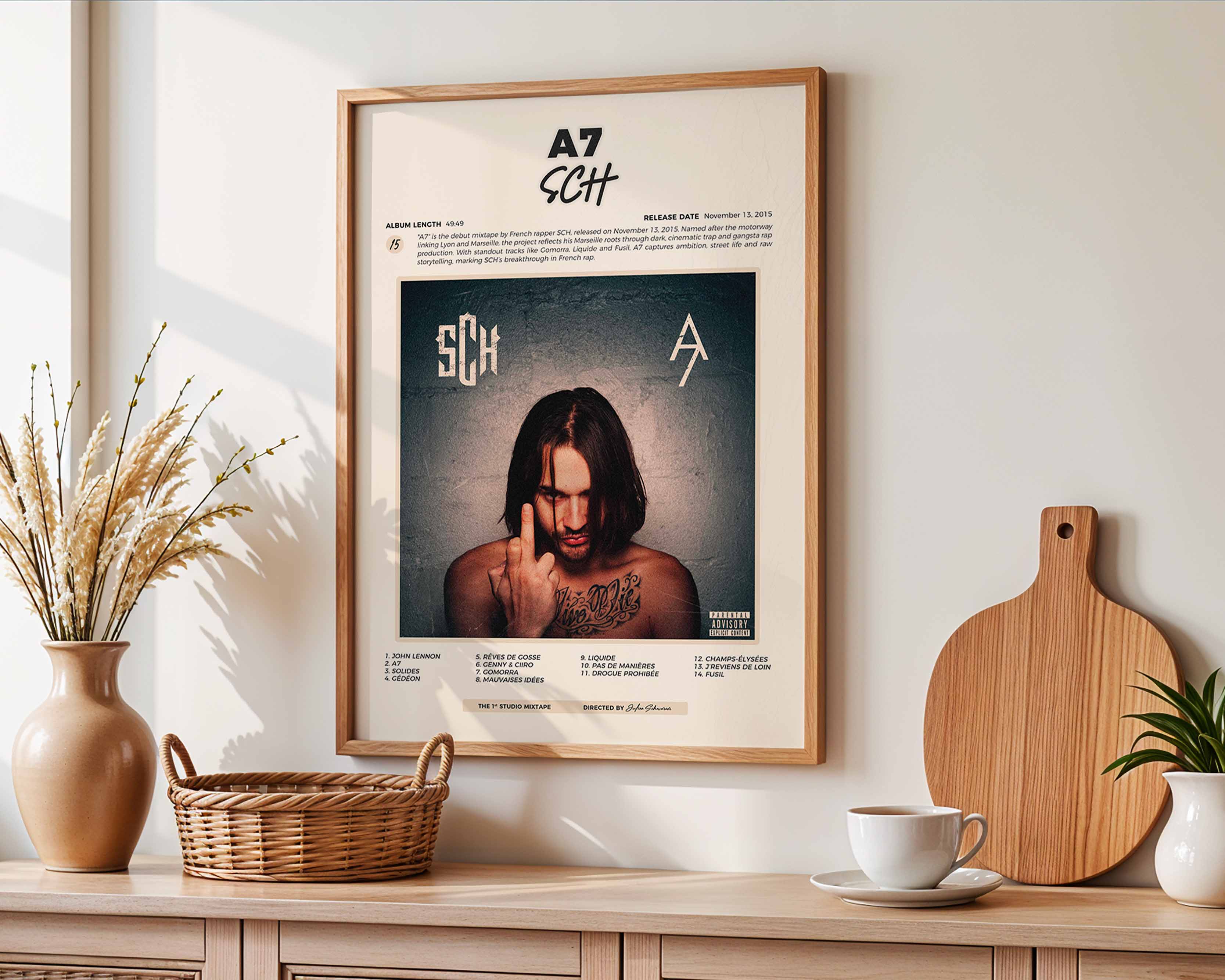 Poster minimaliste encadré de la mixtape A7 accroché au mur dans un salon lumineux et bien visible, design premium.