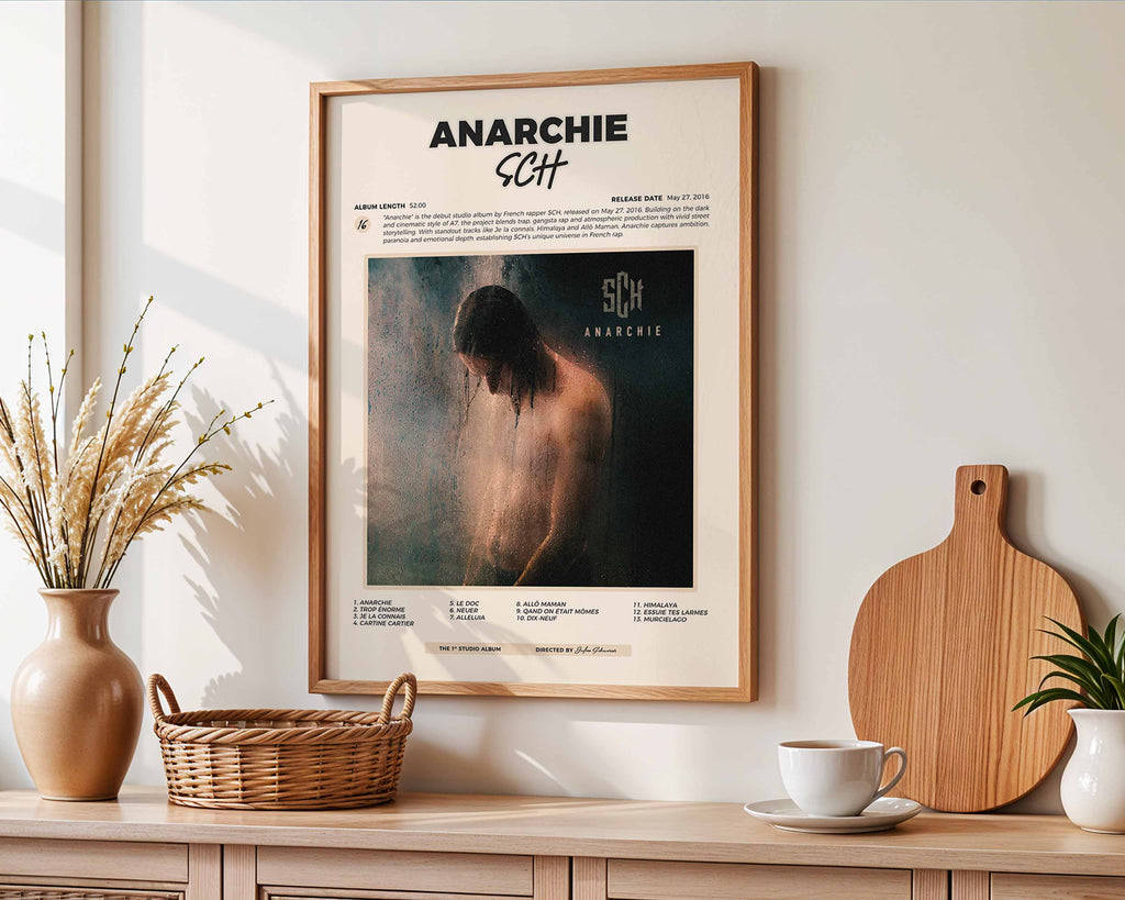 Poster minimaliste encadré de l album Anarchie accroché au mur dans un salon lumineux et bien visible, design premium.