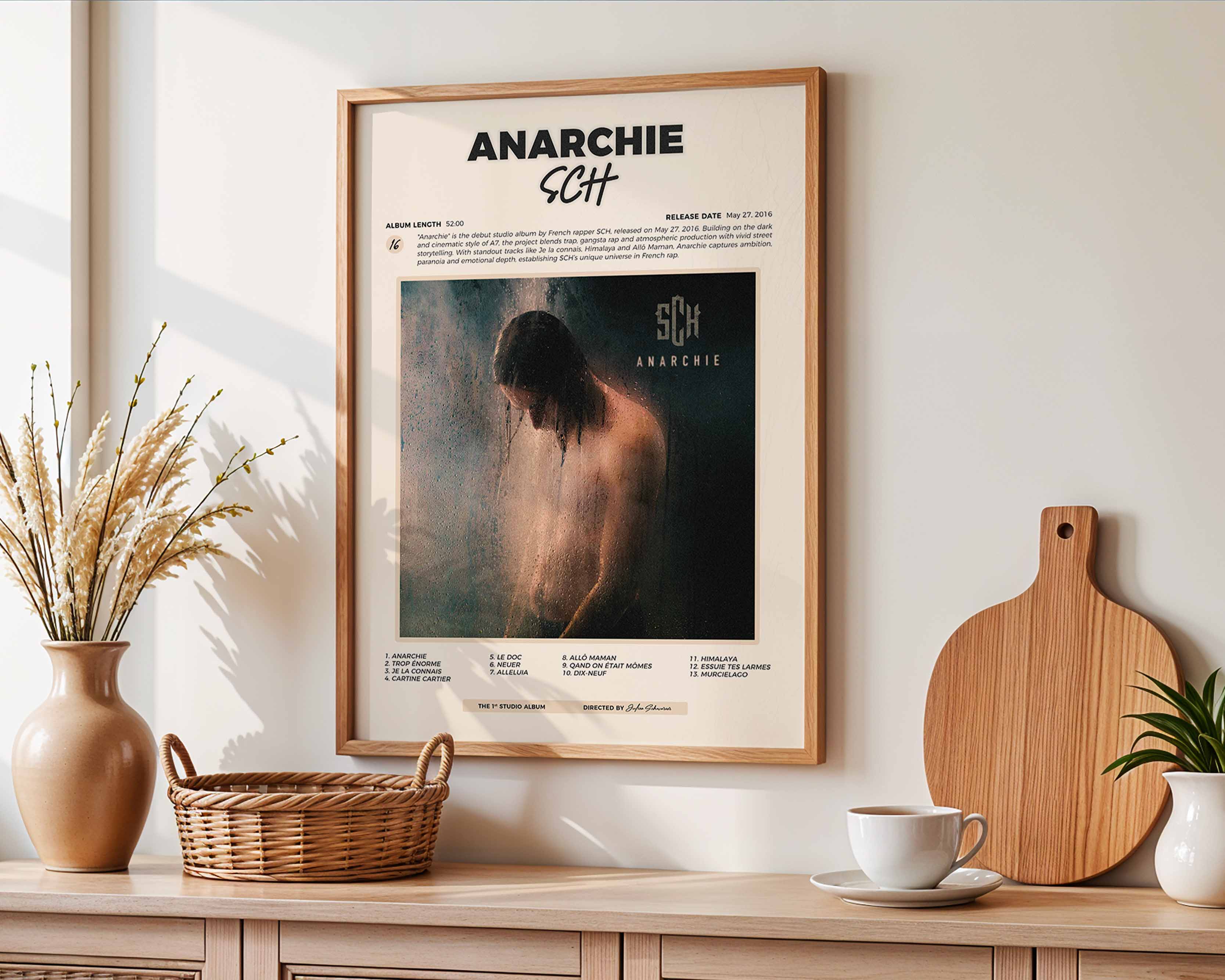 Poster minimaliste encadré de l album Anarchie accroché au mur dans un salon lumineux et bien visible, design premium.