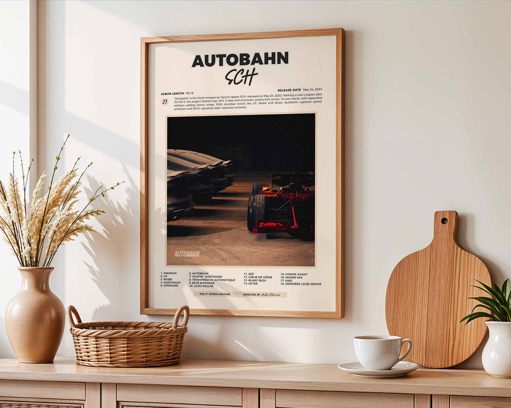 Poster minimaliste encadré de la mixtape Autobahn accroché au mur dans un salon lumineux et bien visible, design premium.