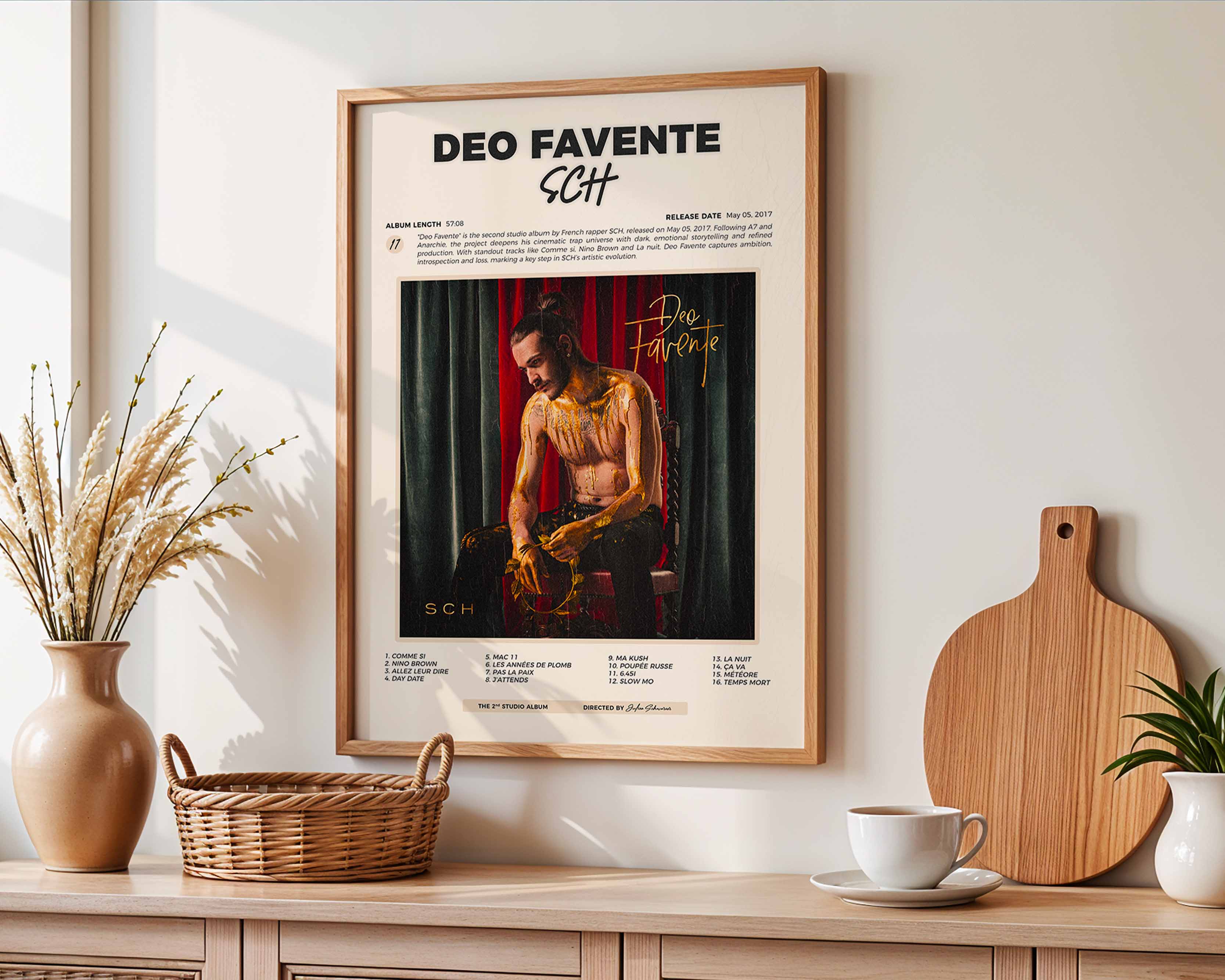 Poster minimaliste encadré de l'album Deo Favente accroché au mur dans un salon lumineux et bien visible, design premium.