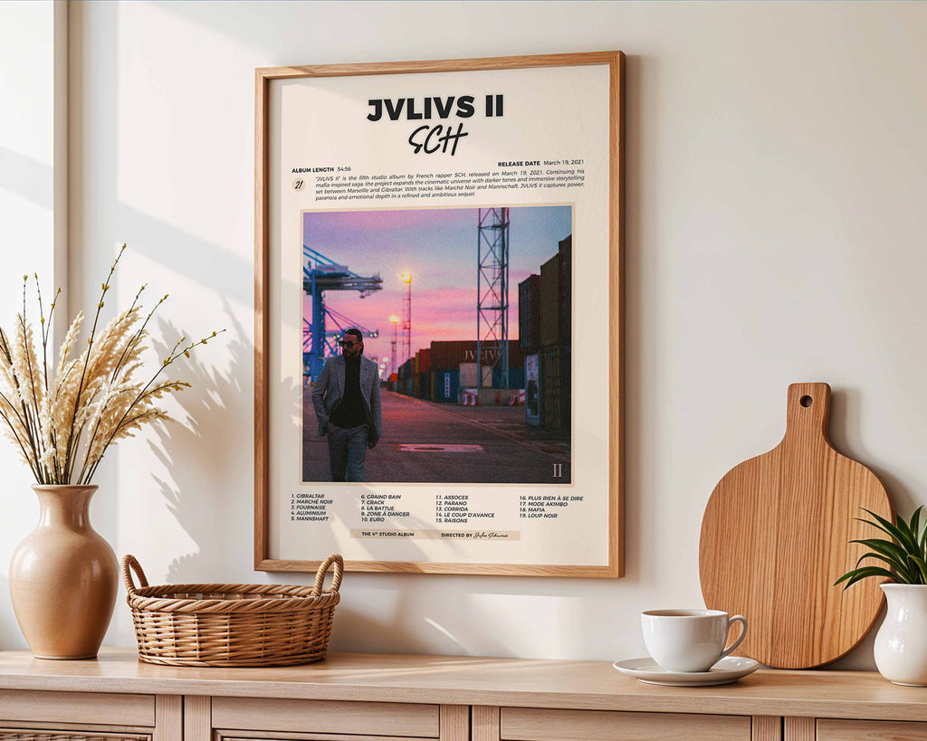 Poster minimaliste encadré de l'album JVLIVS II accroché au mur dans un salon lumineux et bien visible, design premium.
