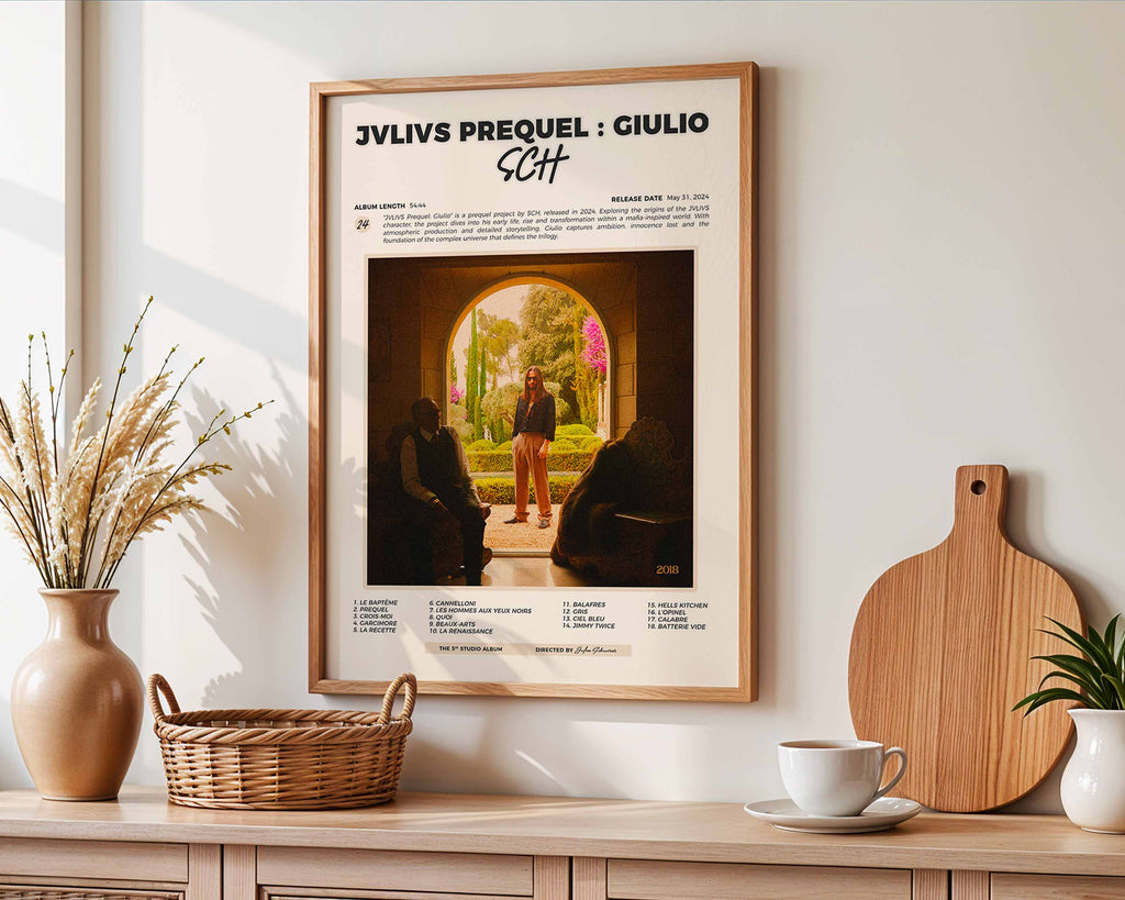 Poster minimaliste encadré de l'album JVLIVS Prequel Giulio accroché au mur dans un salon lumineux et bien visible, design premium.