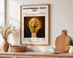 Poster minimaliste encadré de l'album JVLIVS Prequel Giulio accroché au mur dans un salon lumineux et bien visible, design premium.