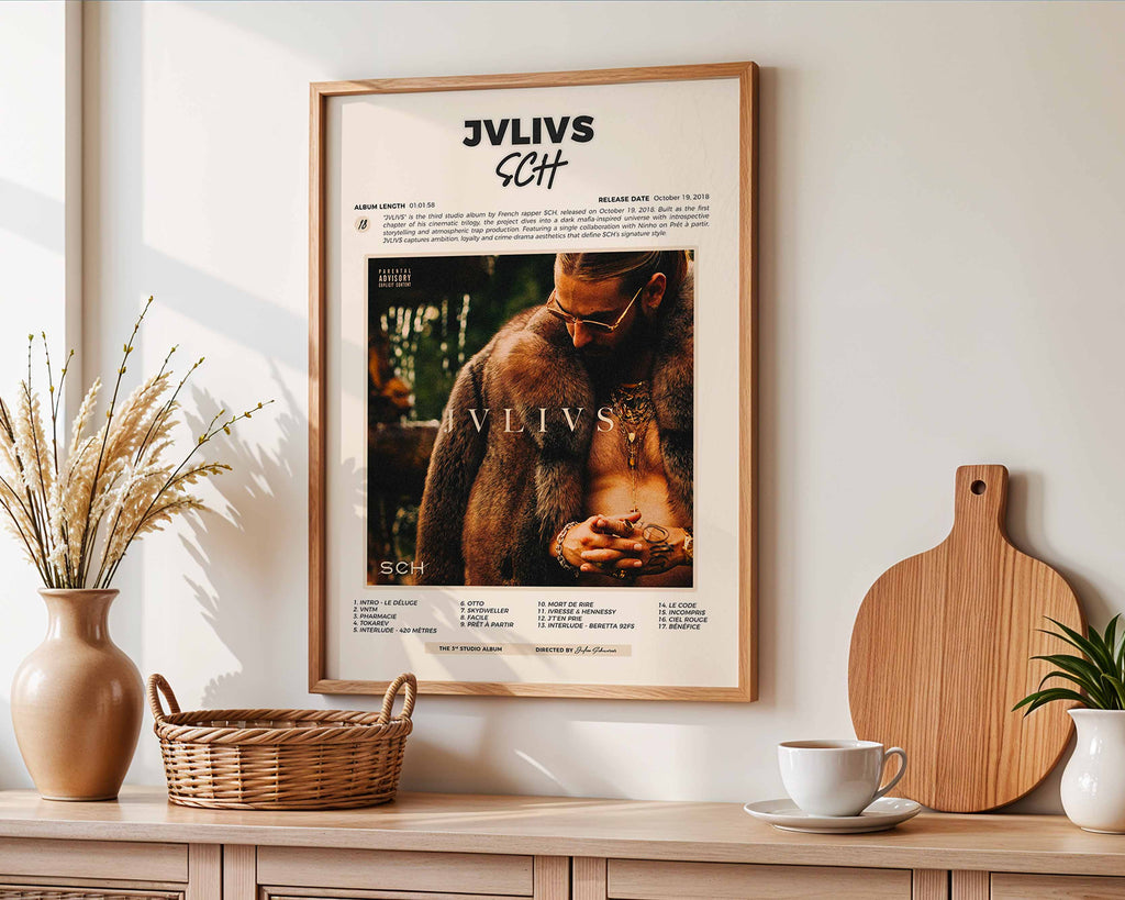 Poster minimaliste encadré de l'album JVLIVS accroché au mur dans un salon lumineux et bien visible, design premium.